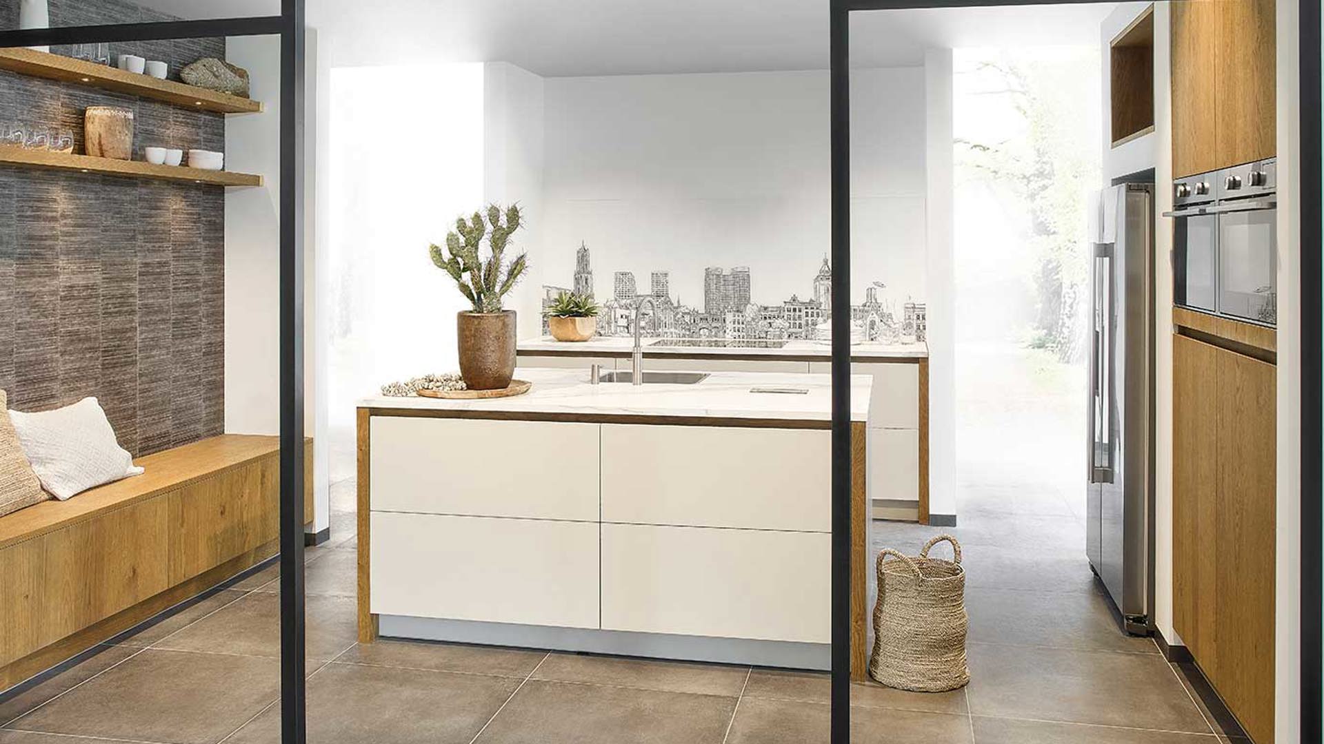 Eilandkeuken met hout en kastenwand