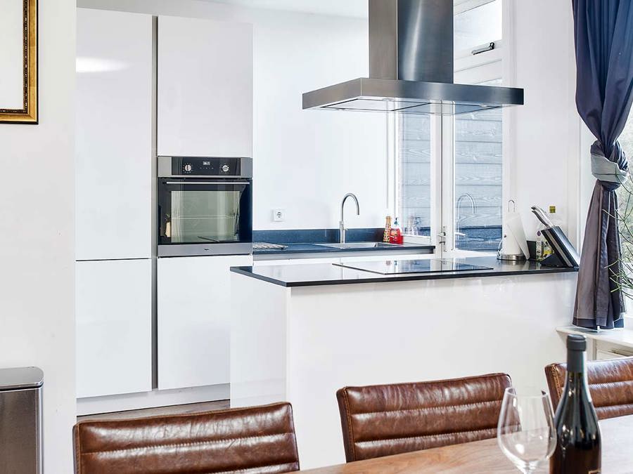 Hoogglans keuken met schiereiland