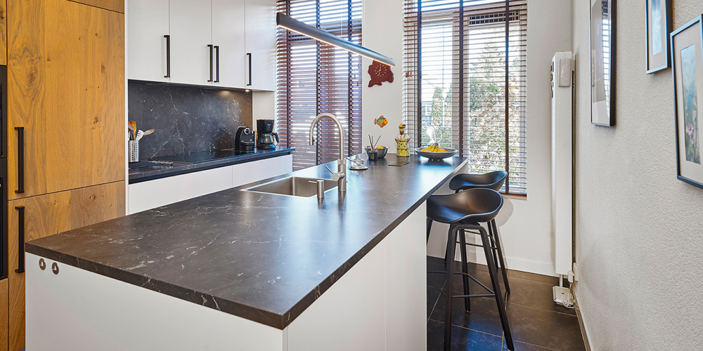 2-Keuken zwart wit met hout-Utrecht.jpg
